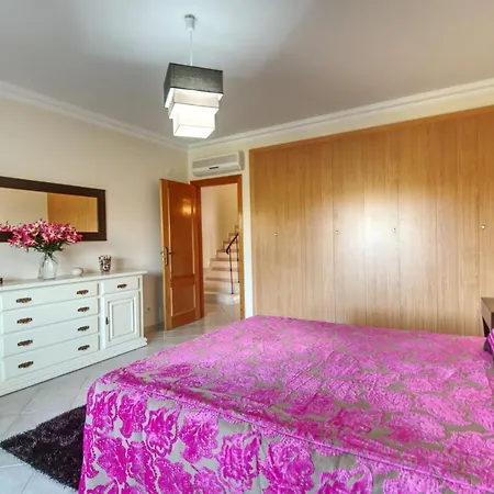 בית נופש Spacious House With Private Pool In *